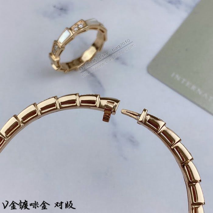 Bvlgari飾品 寶格麗V金鍍咪金 天然白貝母 寶格麗貝殼蛇手鐲  zgbq3303